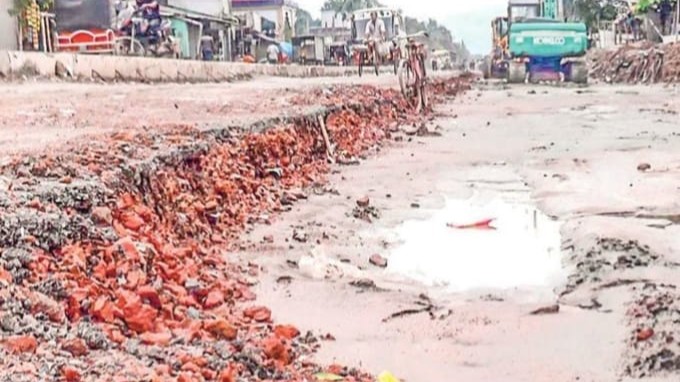 কাদা-গর্তে দুর্ভোগে সাতক্ষীরা–ভেটখালী সড়কের যাত্রীরা